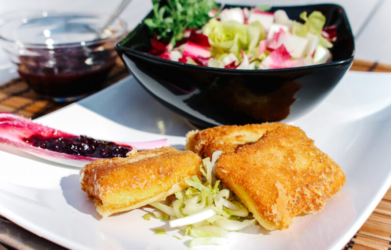 Panierter Weichkäse mit Blaubeer-Chutney - Cookinesi