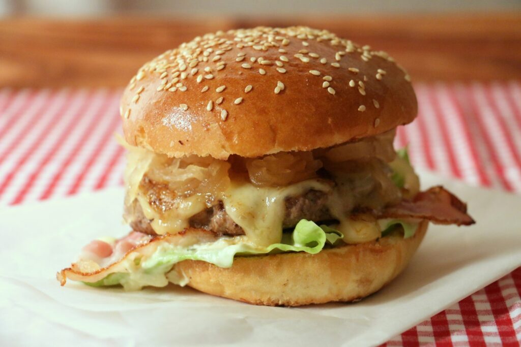 Beef Burger mit karamellisiertem Sauerkraut und ApfelSenf Sauce