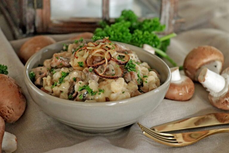 Knöpfli mit cremiger Pilzrahmsauce und Zwiebelringen - Cookinesi