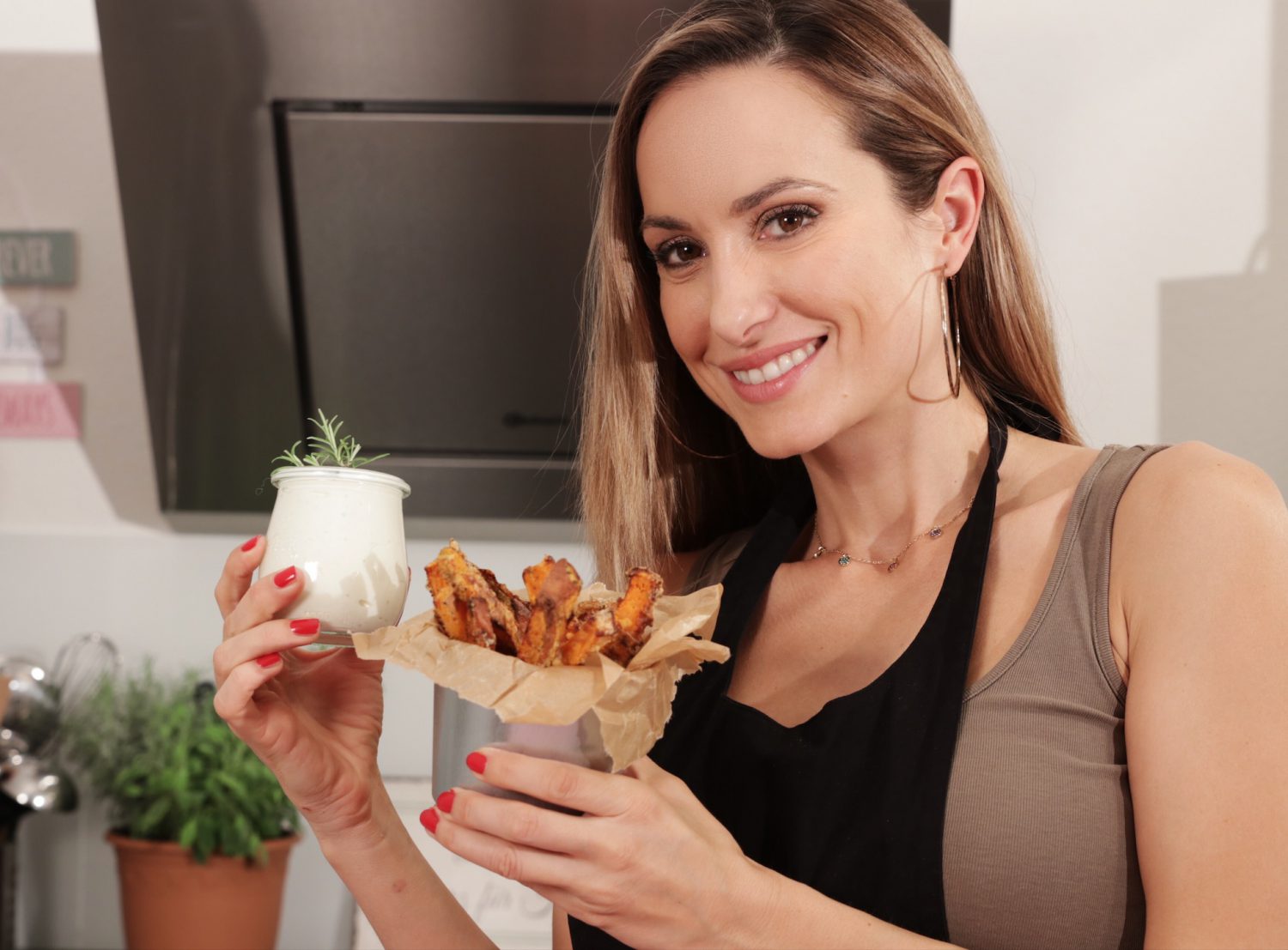 Video: Knusprige Süsskartoffel-Pommes aus dem Ofen mit feiner Sauce ...