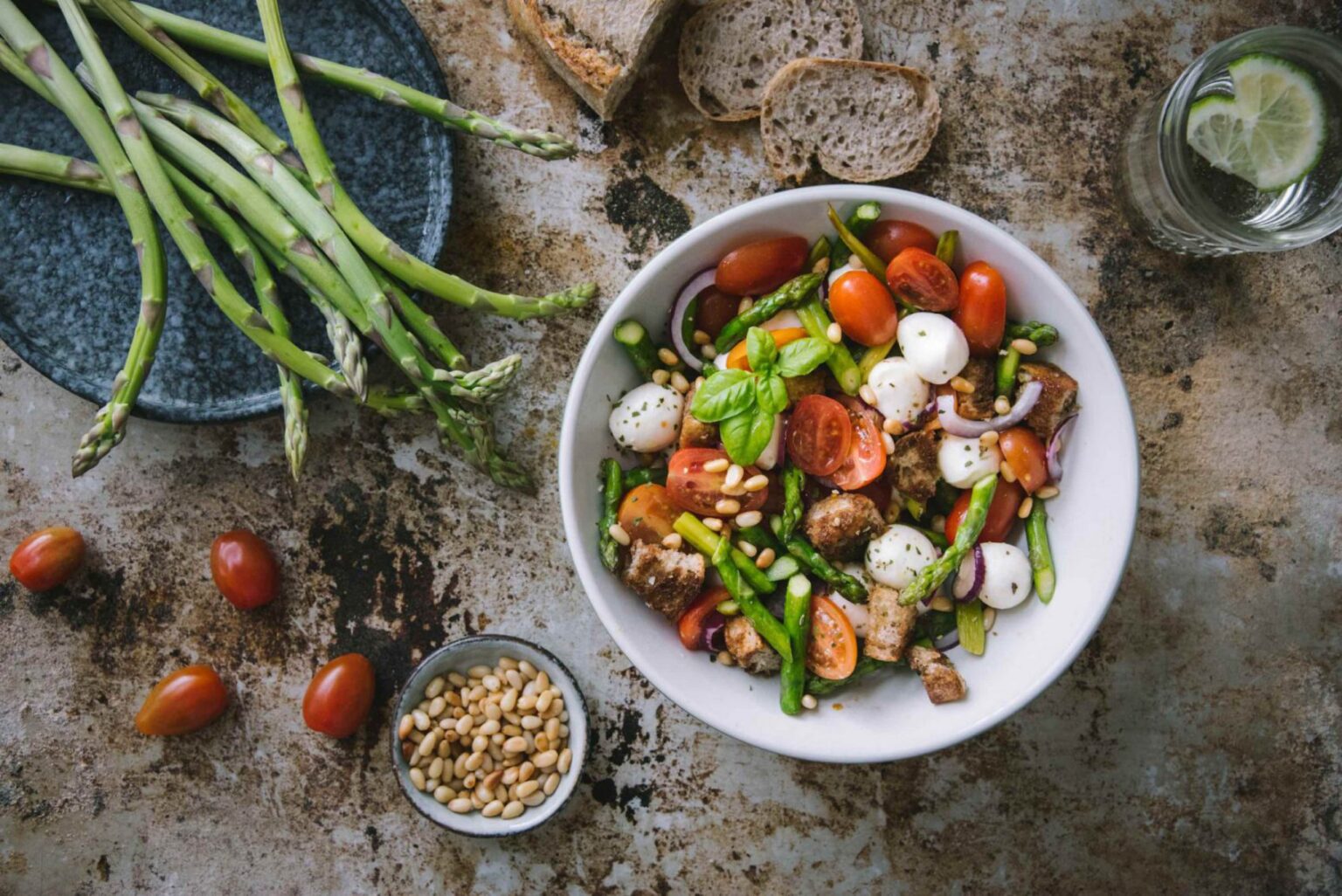 Spargelsalat mit Tomaten, Mozzarella und Croûtons - Cookinesi