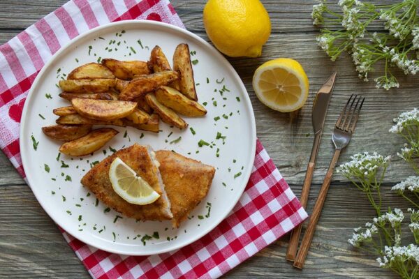 Cordon Bleu mit Apfelscheiben, dazu Kartoffelwedges - Cookinesi