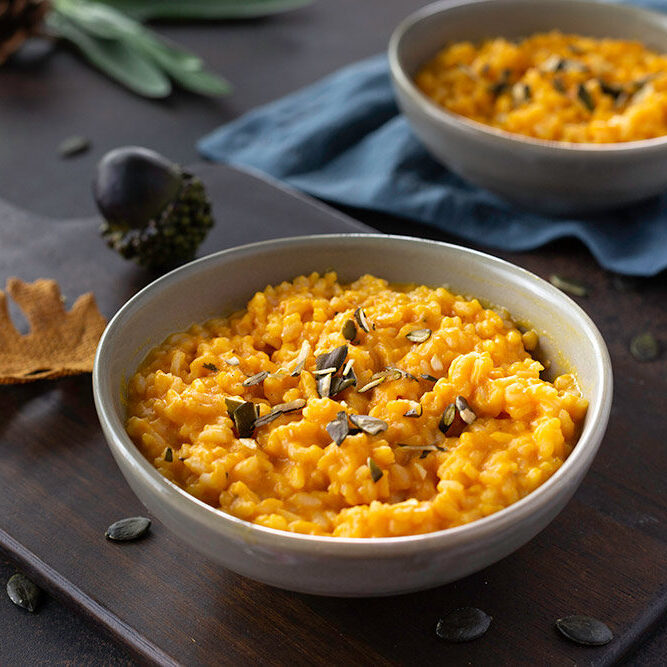 Kürbisrisotto mit gerösteten Kürbiskernen in Schüsseln