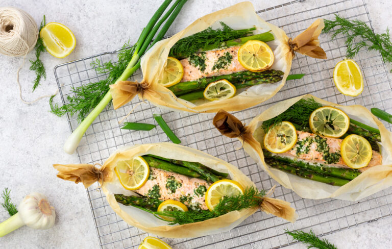 Lachspäckchen mit Spargel und Kräuterbutter - Cookinesi