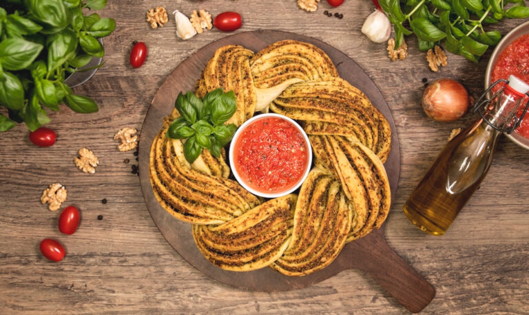 Hefekranz mit Pesto und Tomatensalsa - Cookinesi
