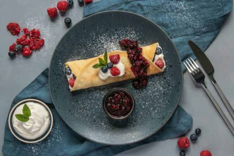 Crêpes mit Vanillecrème und Kompott aus Beeren - Cookinesi