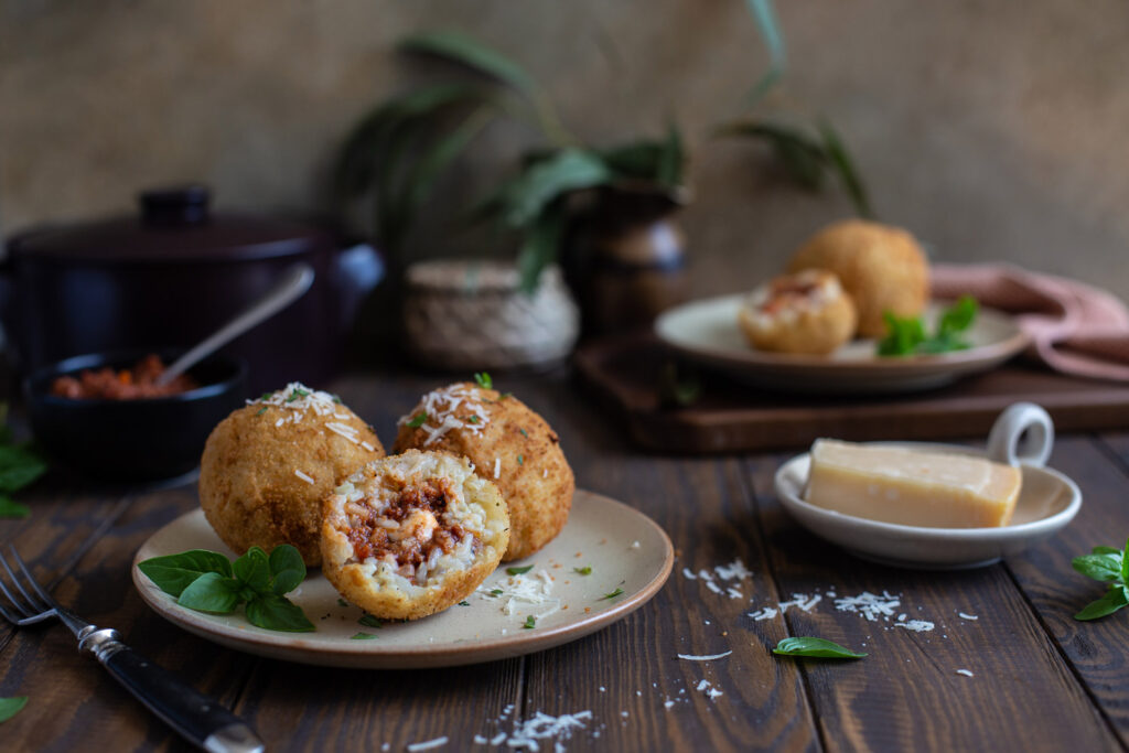 Arancini mit Bolognese und Mozzarella Cookinesi