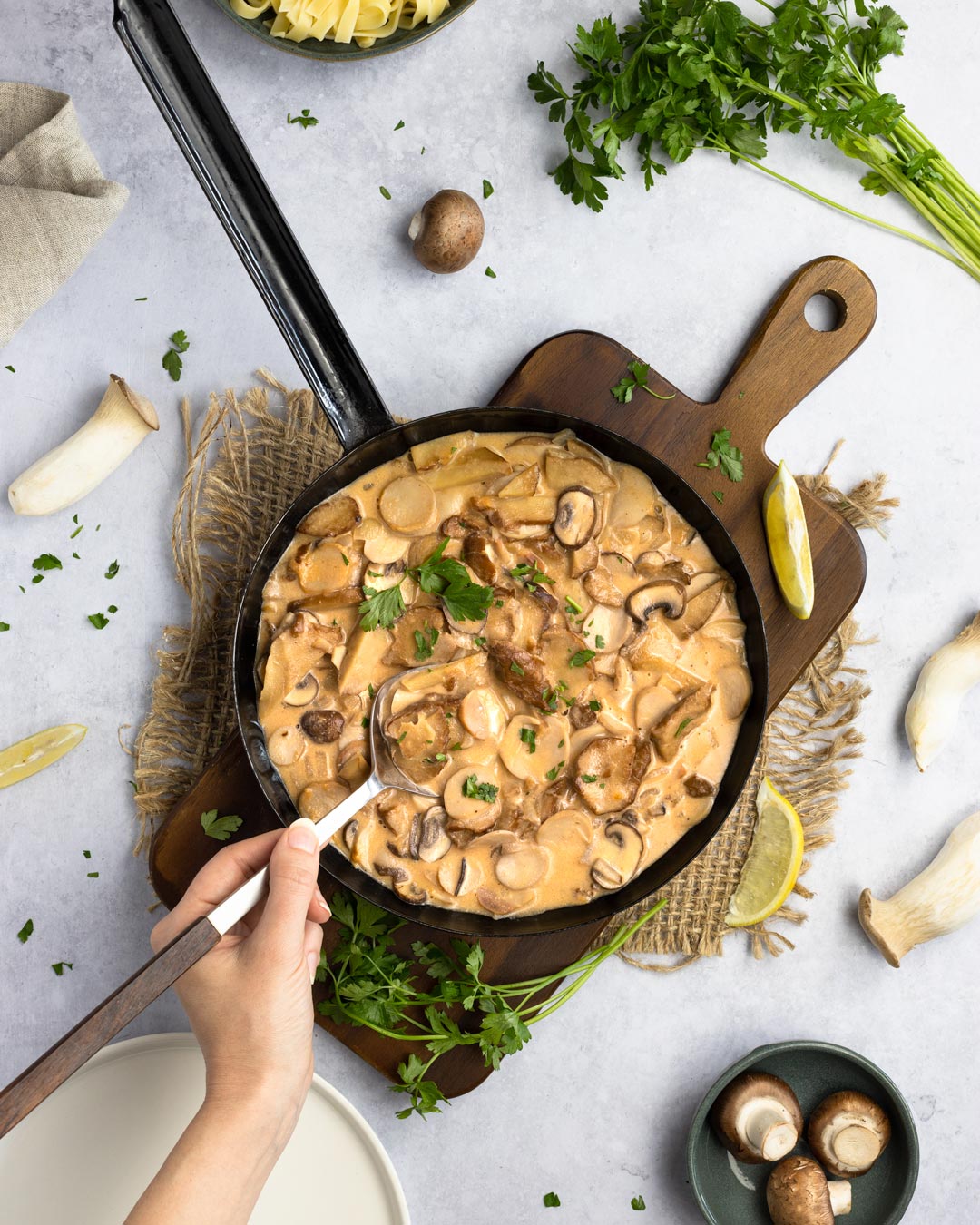 Veganes Zürcher Geschnetzeltes mit Seitan und zweierlei Pilzen - Cookinesi