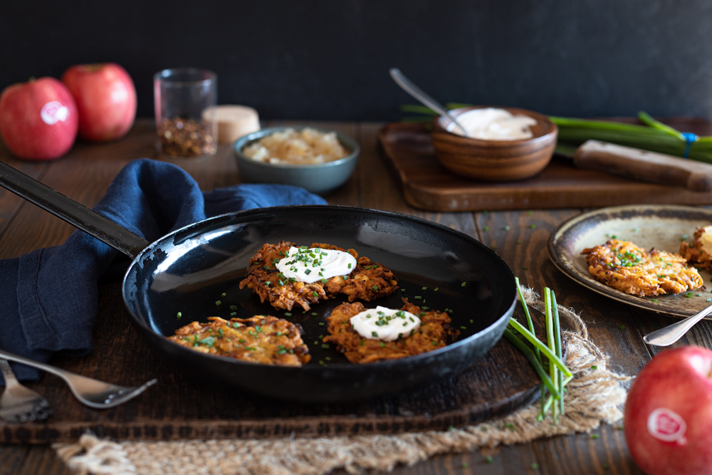 Latkes mit scharfem Apfel-Dip und Sauerrahm - Cookinesi