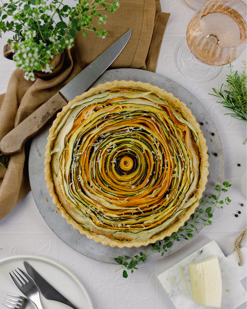 Mediterrane Gemüsetarte, dazu ein Glas Rosé aus der Provence - Cookinesi