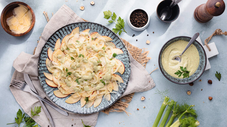 Fenchel-Apfel Carpaccio mit Sbrinz und Nuss-Petersilien Dressing ...