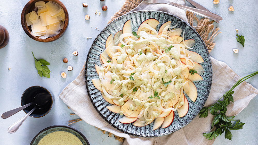 Fenchel-Apfel Carpaccio mit Sbrinz und Nuss-Petersilien Dressing ...