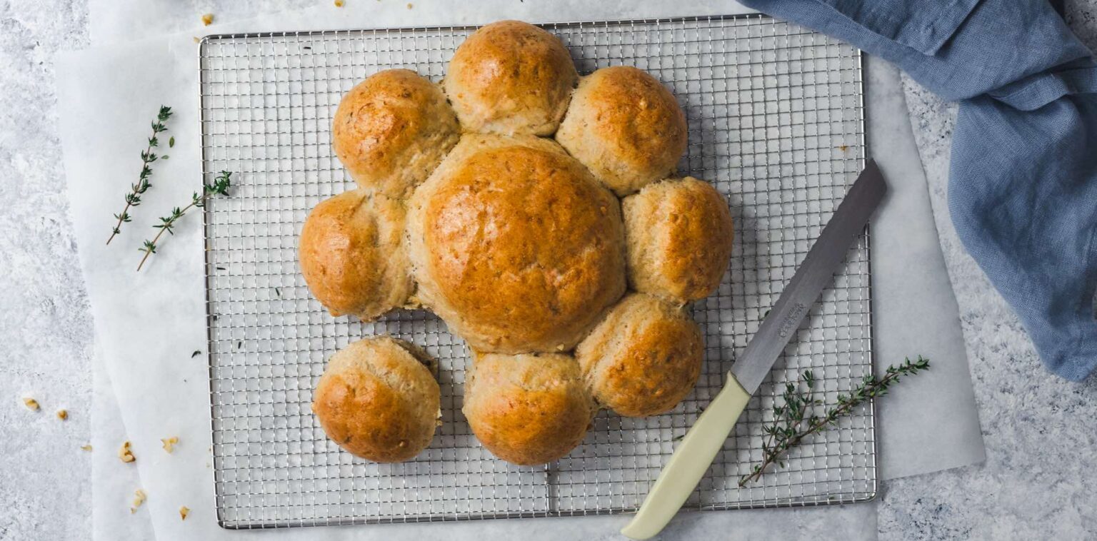 Herzhafter Dreikönigskuchen mit Emmentaler AOP, Baumnüssen &amp; Thymian ...