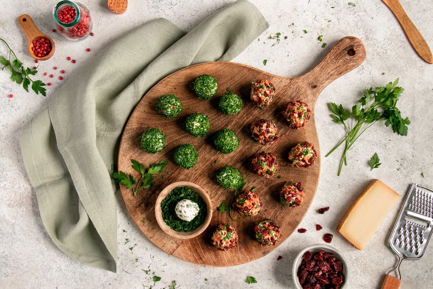 Frischkäsebällchen im Kräuter und im Cranberry-Speck Mantel - Cookinesi Frischkäsebällchen im Kräuter und im Cranberry-Speck Mantel - Cookinesi